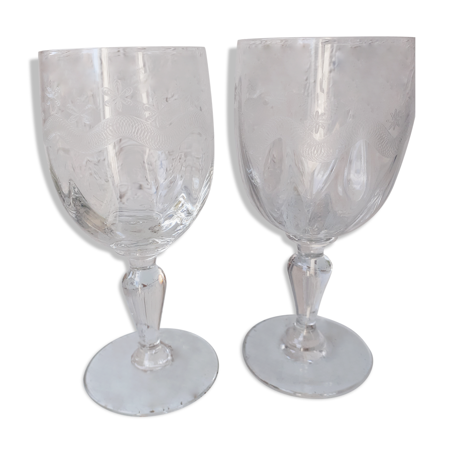 2 Glasses on foot old frieze garland and flowers decoration emma