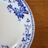 Assiette en faïence à décor de fleurs
