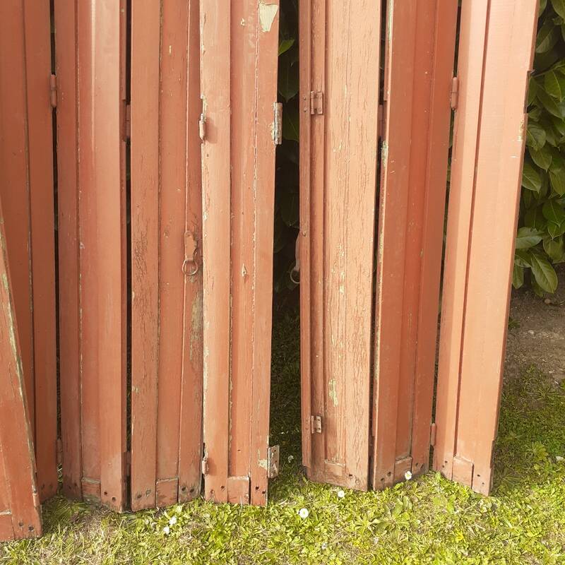 Volets anciens persiennes en parties hautes panneaux pliants bois massif