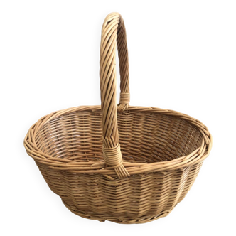 Wicker basket with handle