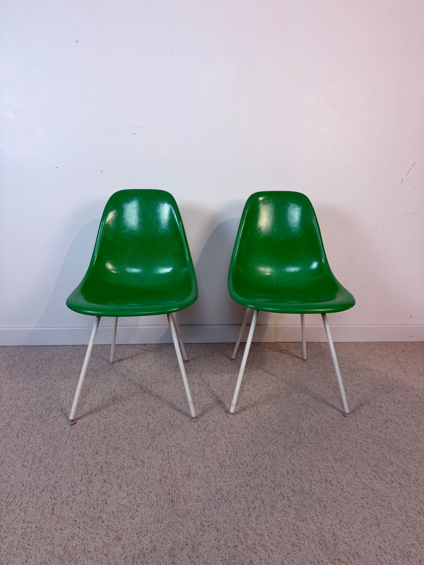 Set of 5 Eames Herman Miller chairs in fibreglass.