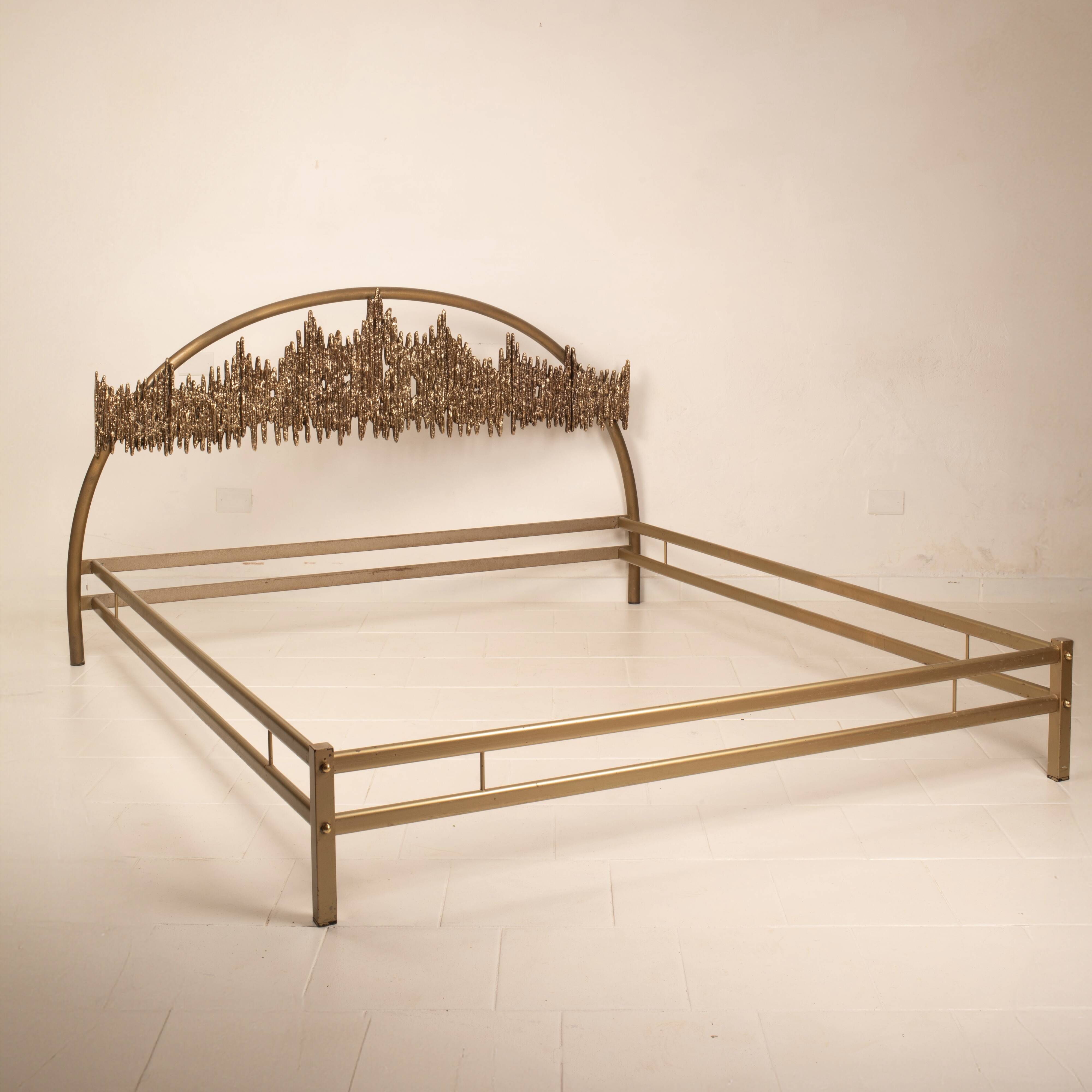 Aurora frame bed by Luciano Frigerio for Frigerio di Desio 1970
