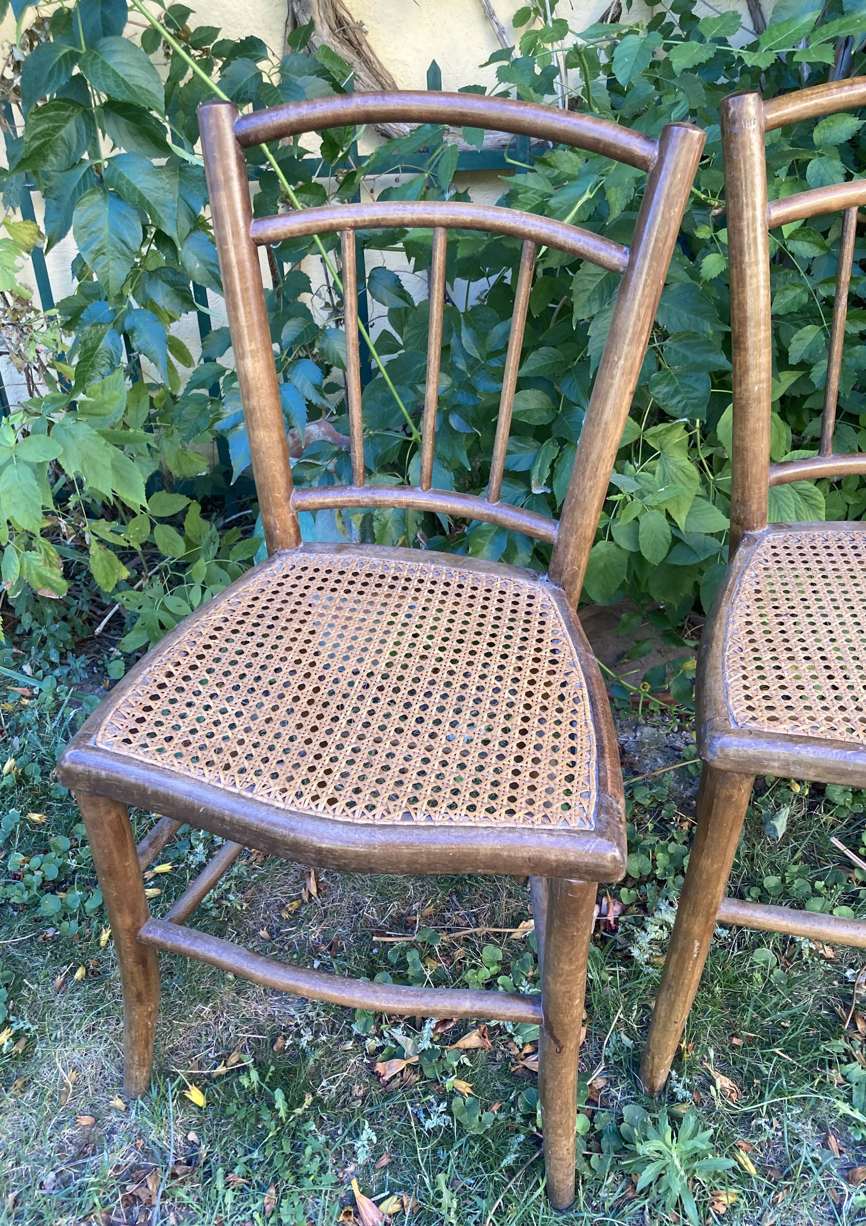 Deux chaises bistrot cannées