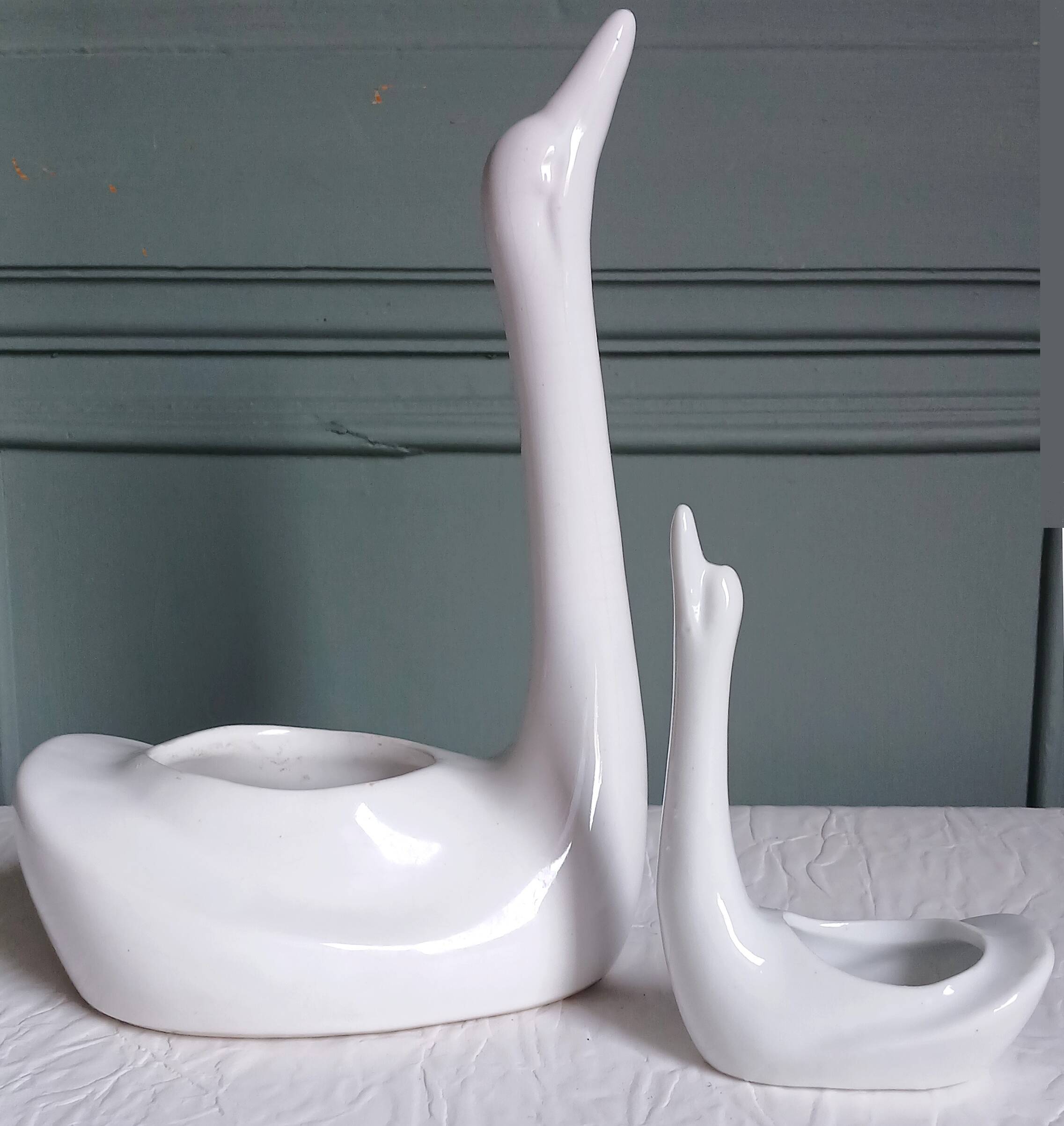 2 cygnes stylisés en céramique blanche. Vers 1970