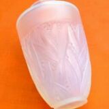 Vase verre opalescent en forme d' urne  Décor de feuillages et de baies