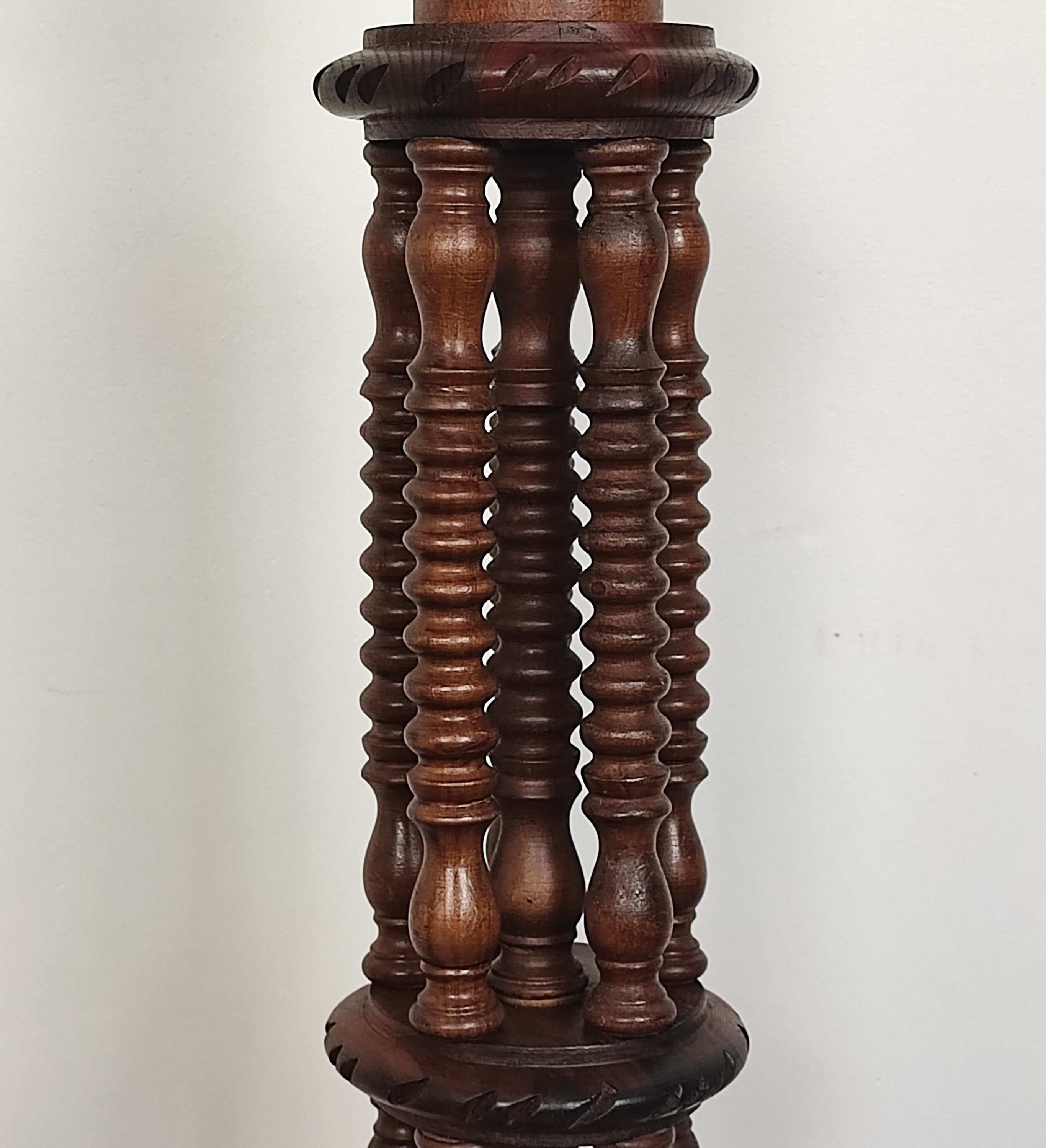 Lampadaire en bois tourné vintage