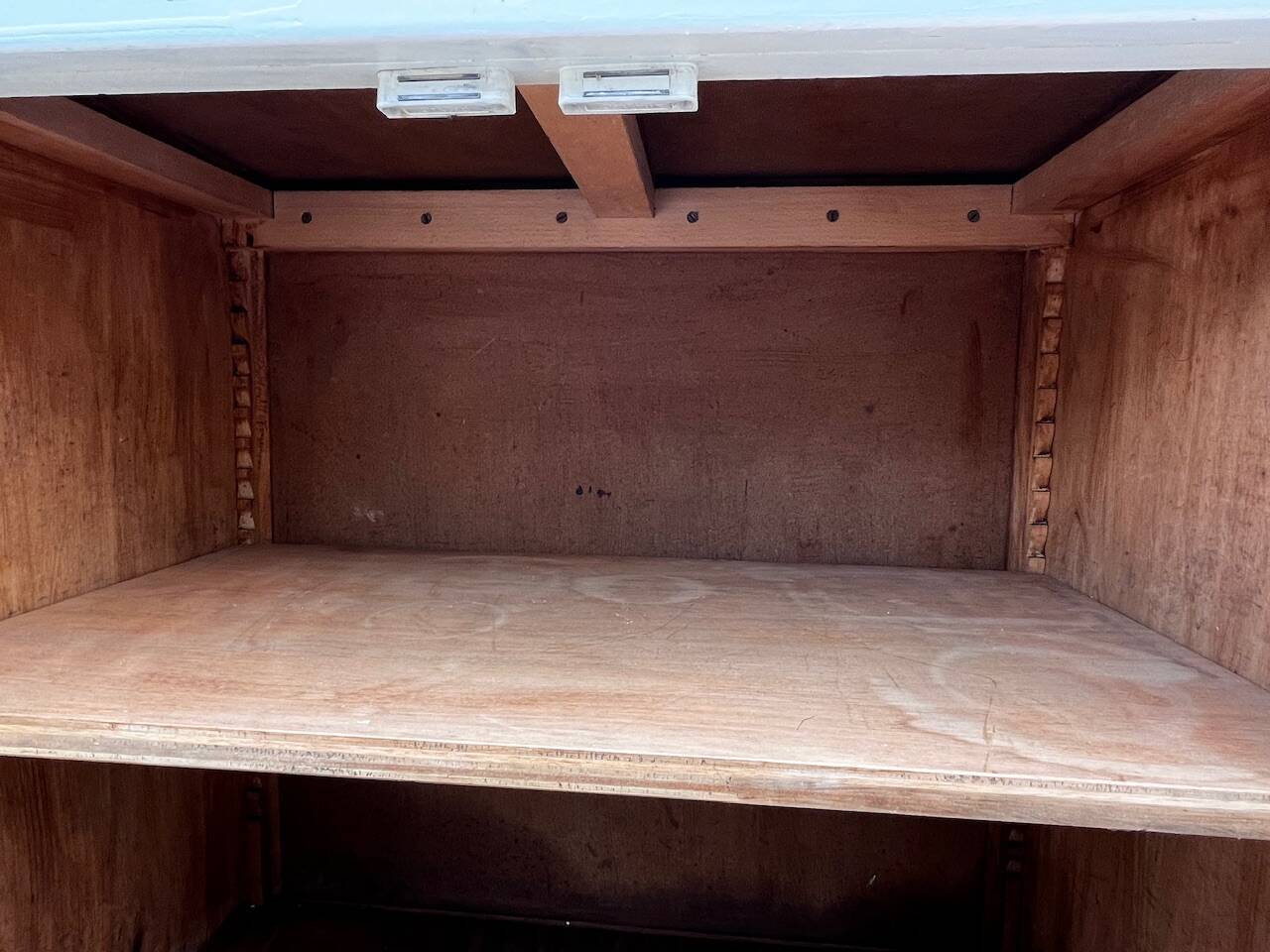 Vintage white sideboard with 2 doors and 2 drawers