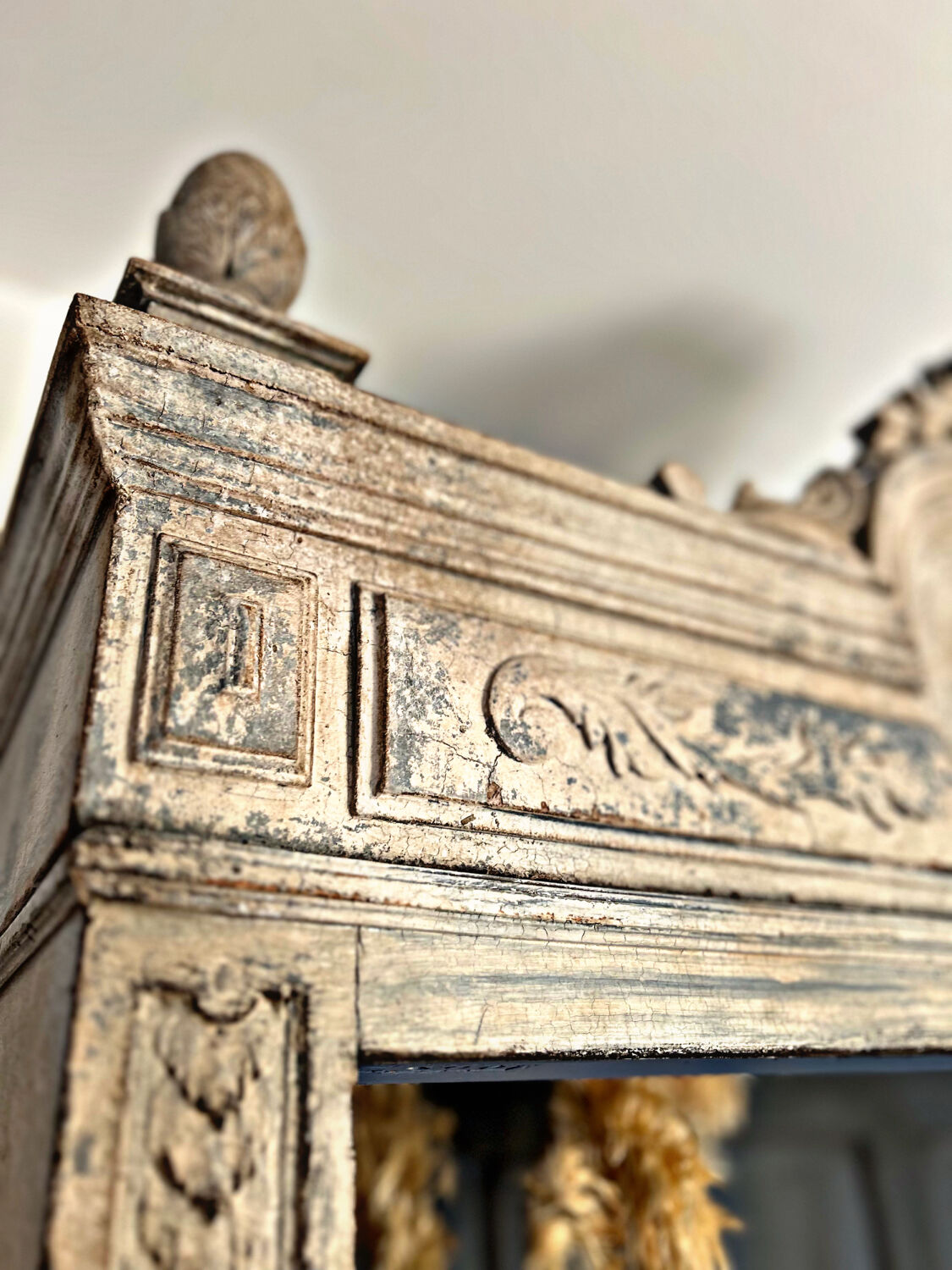 Superb patinated bonnetière in the Tuscan style