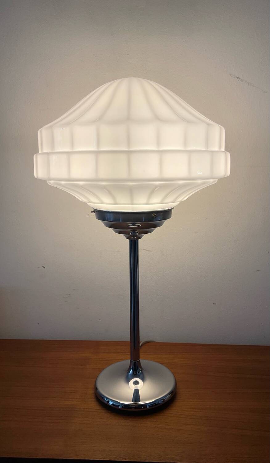 Art Deco lamp in chromed metal and opaline