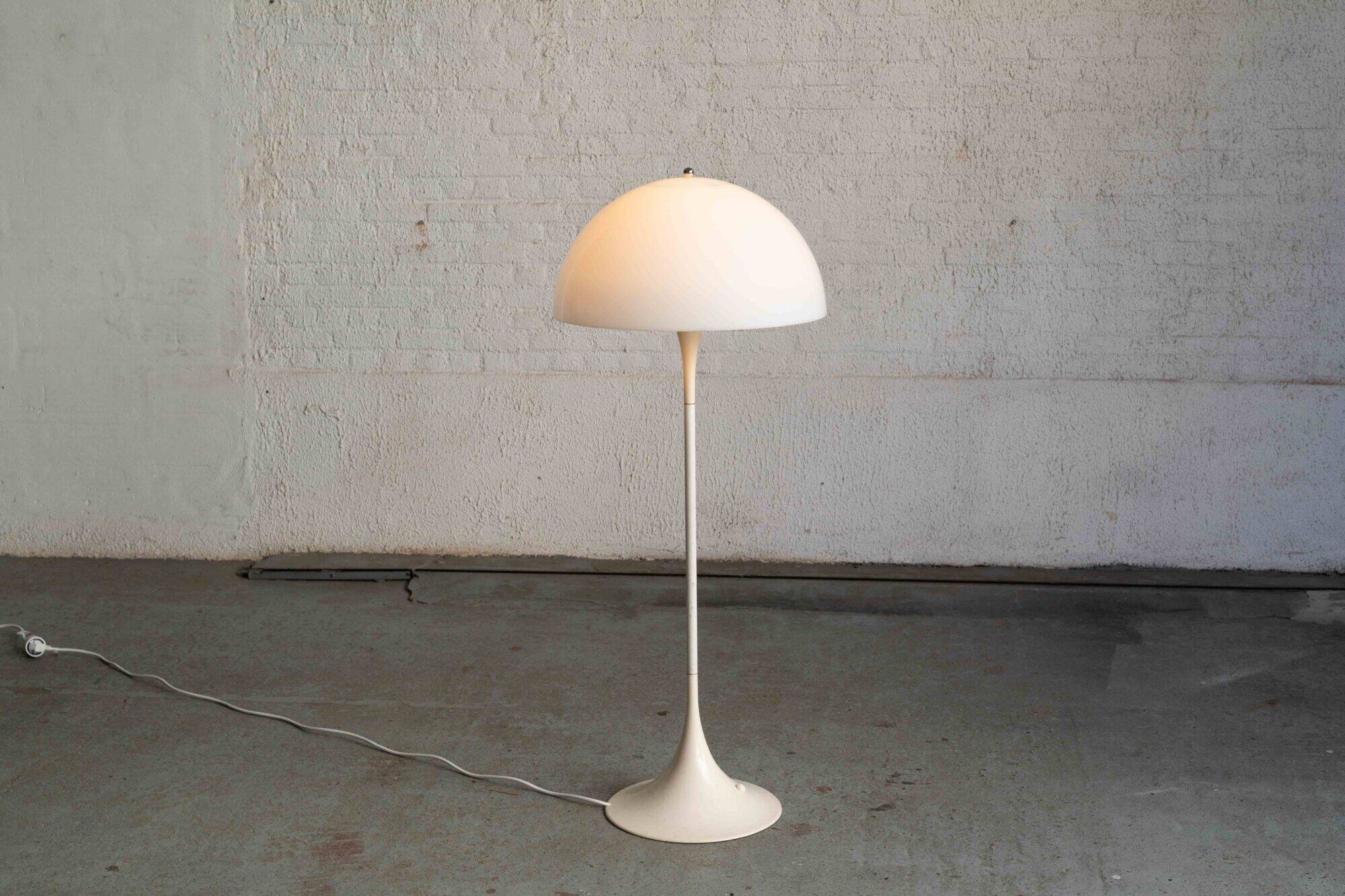 Lampe sur pied 'Panthella' de Verner Panton