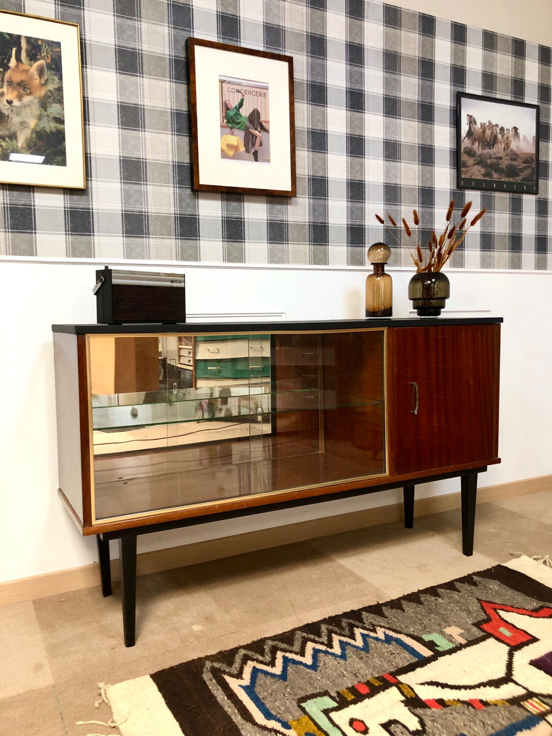 Vintage showcase row