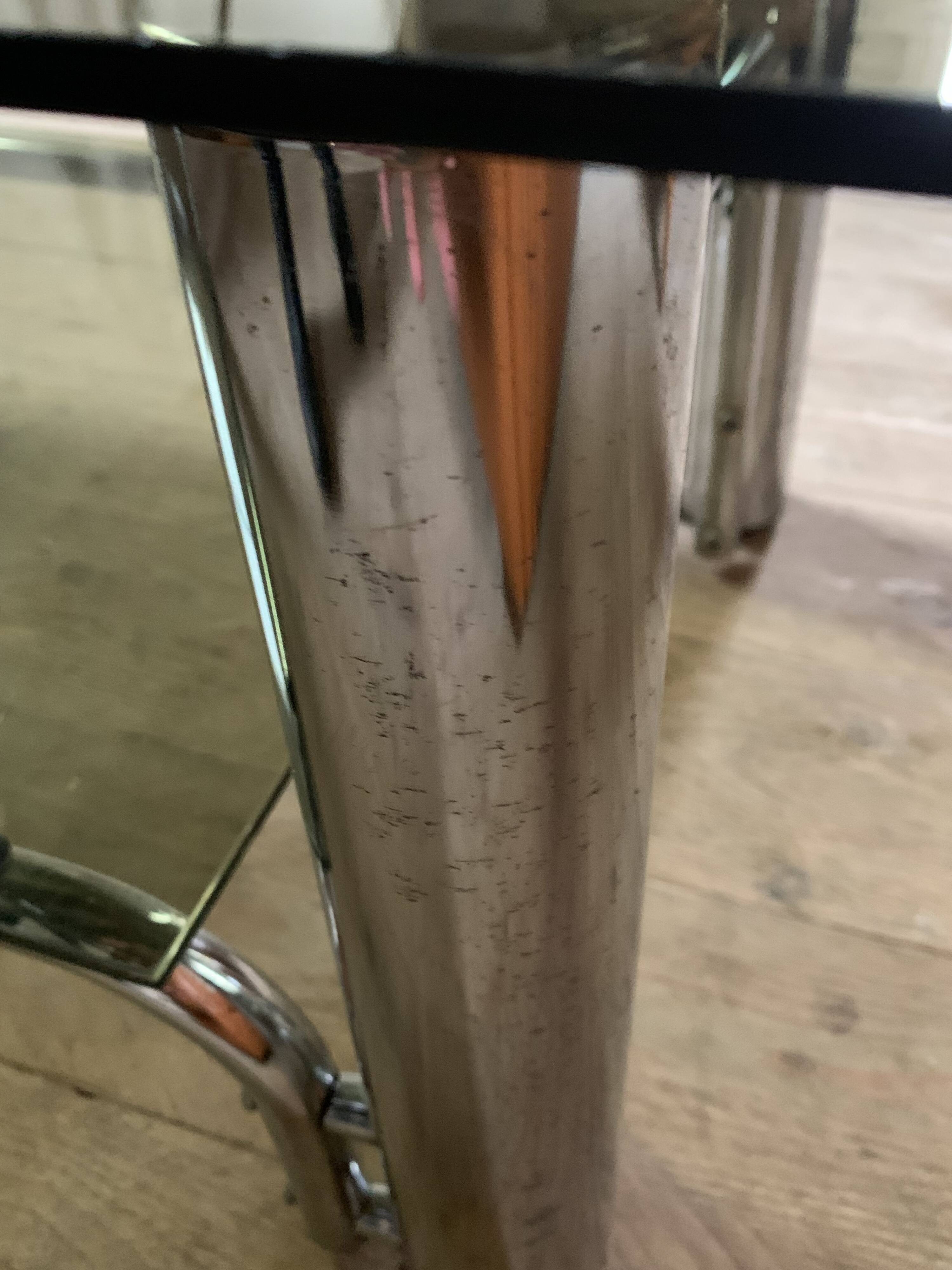 Table basse chromée et verre fumé vintage