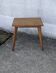 Petite table basse, chevet pieds compas