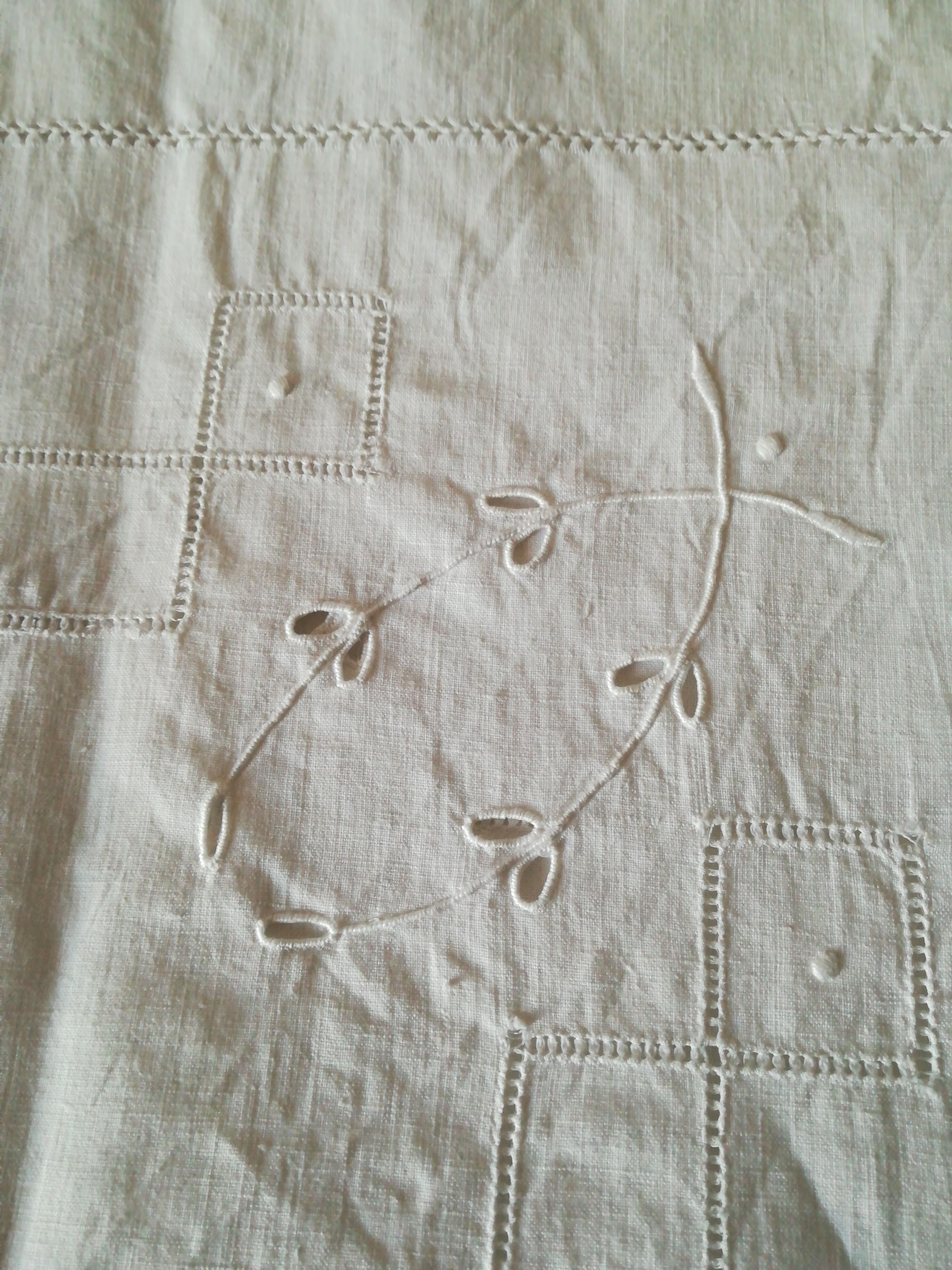 Cotton tablecloth has days and its 8 napkins to match