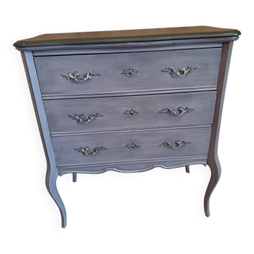 Classic commode with a violet patina.