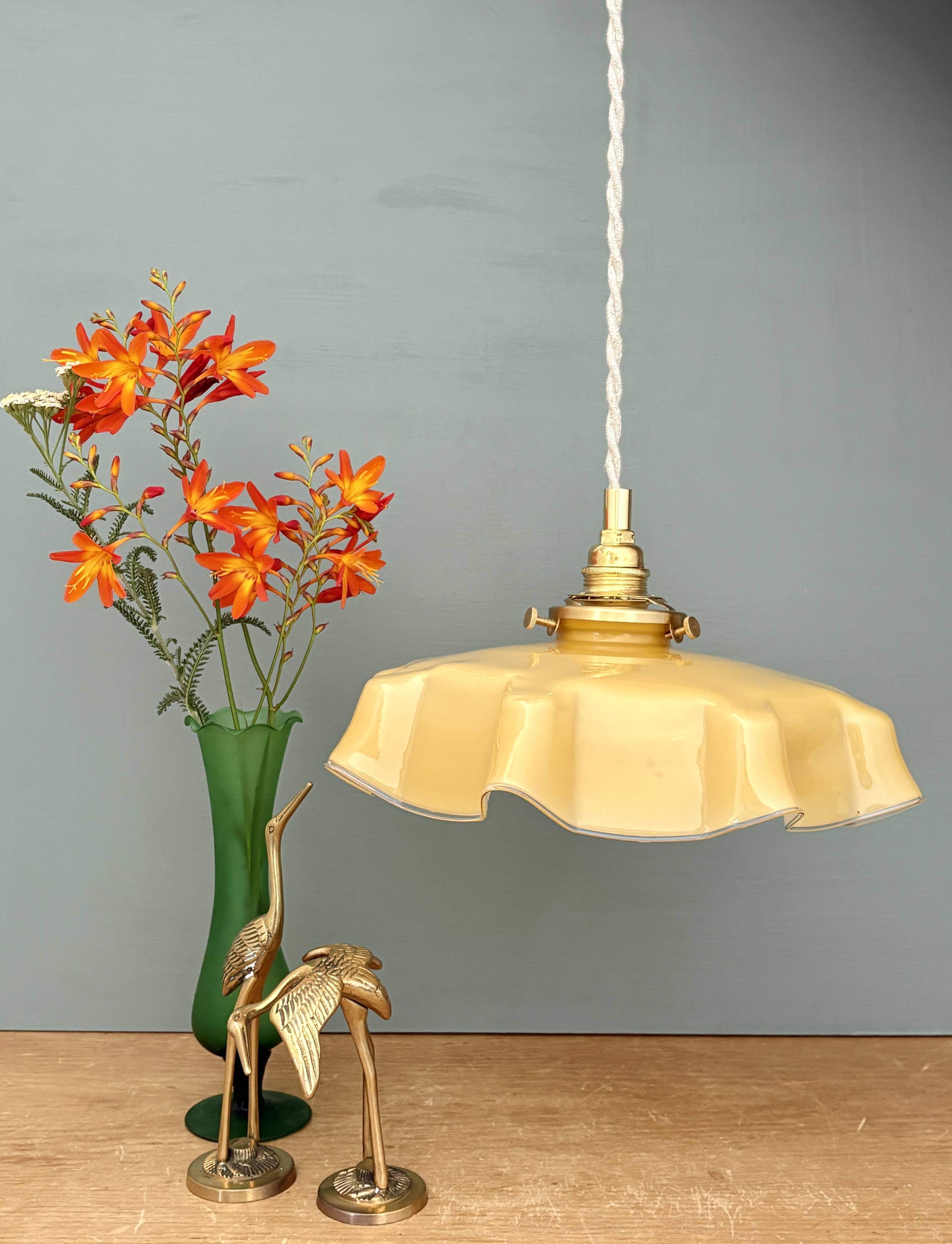 Suspension abat-jour vintage en opaline jaune