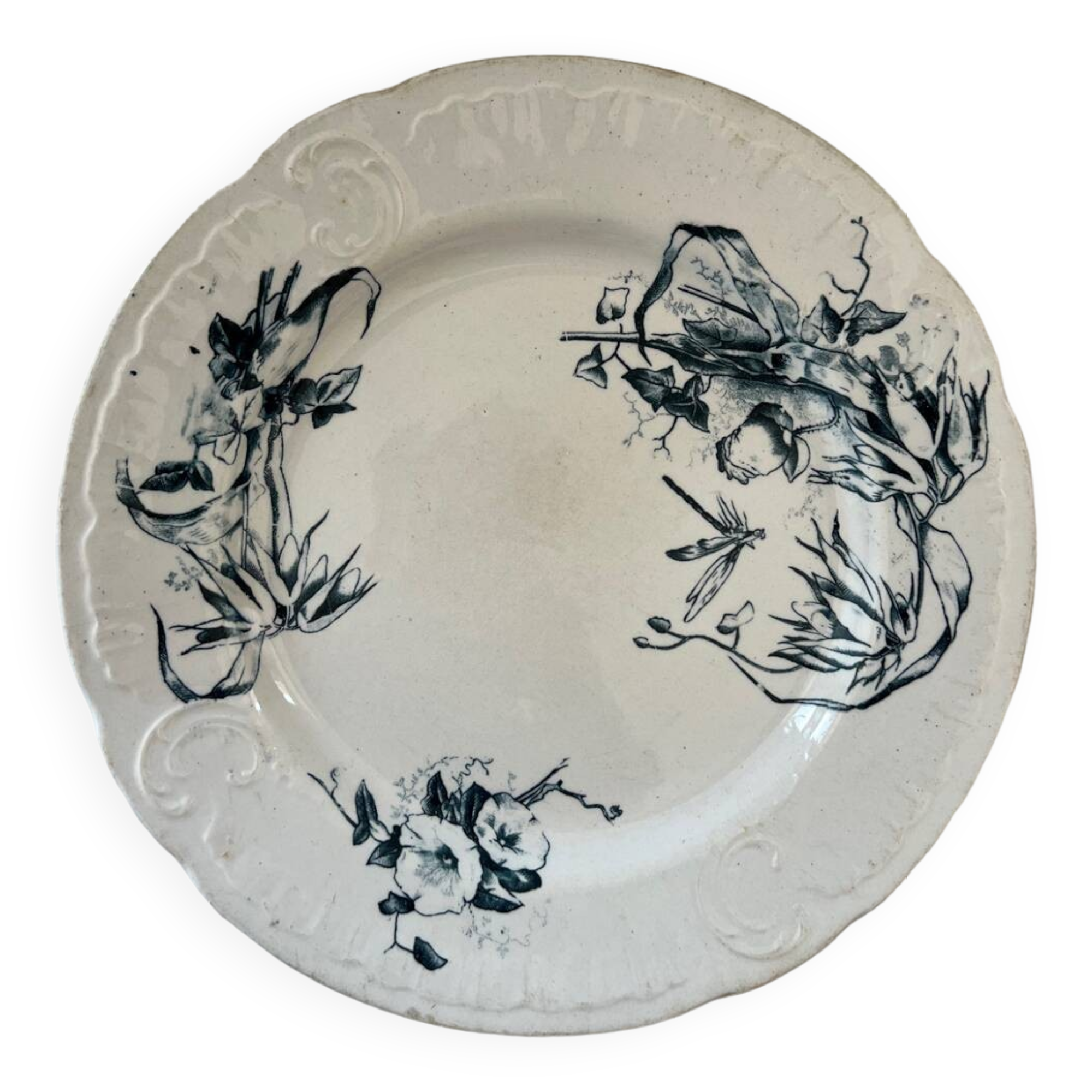 Flat earthenware plate with floral motifs