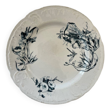 Flat earthenware plate with floral motifs