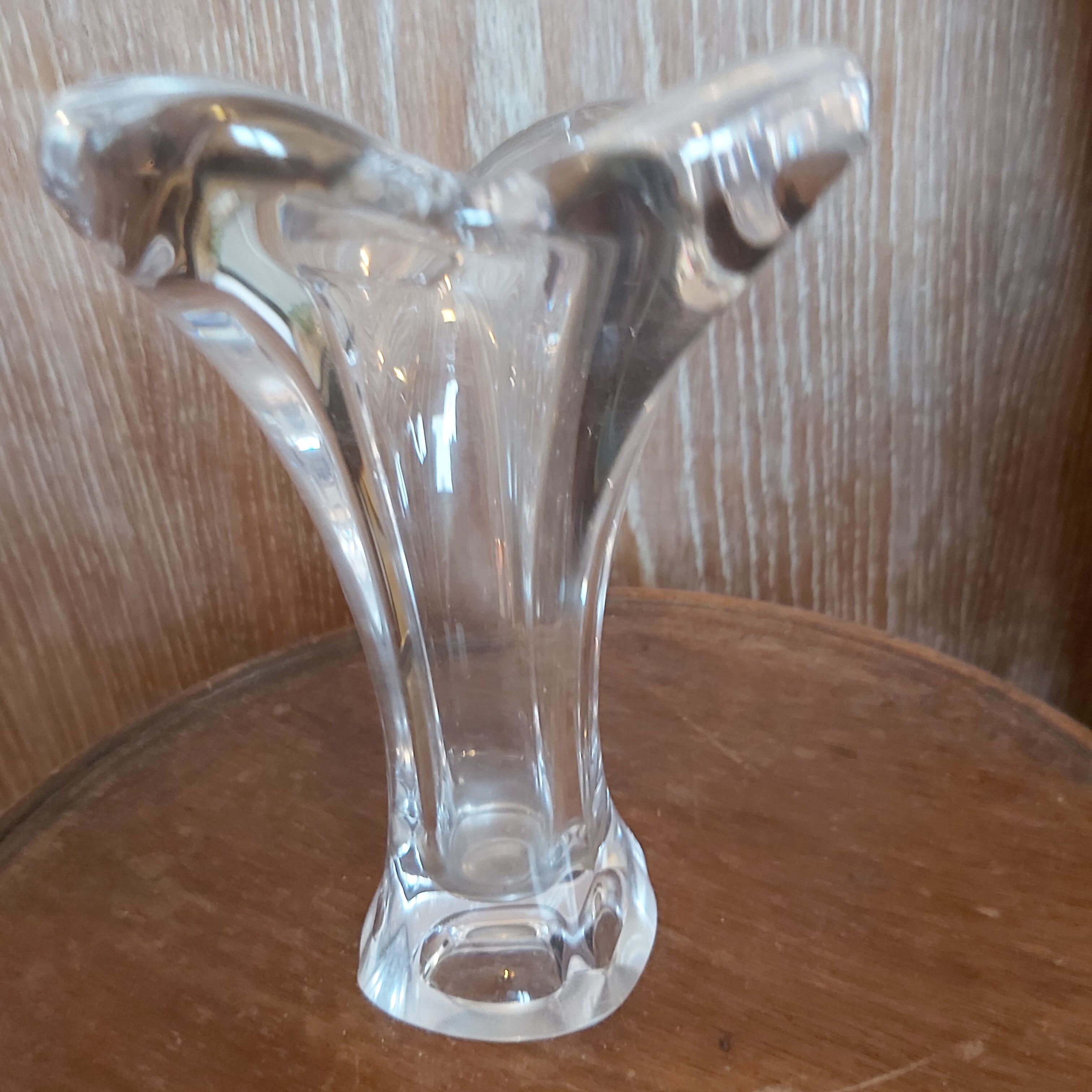 Corolla-shaped vase in bayer crystal