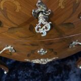 Petite commode toutes faces galbées à décor marqueté et bronze style Louis