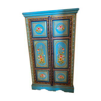 Armoire peinte avec décor fleurie