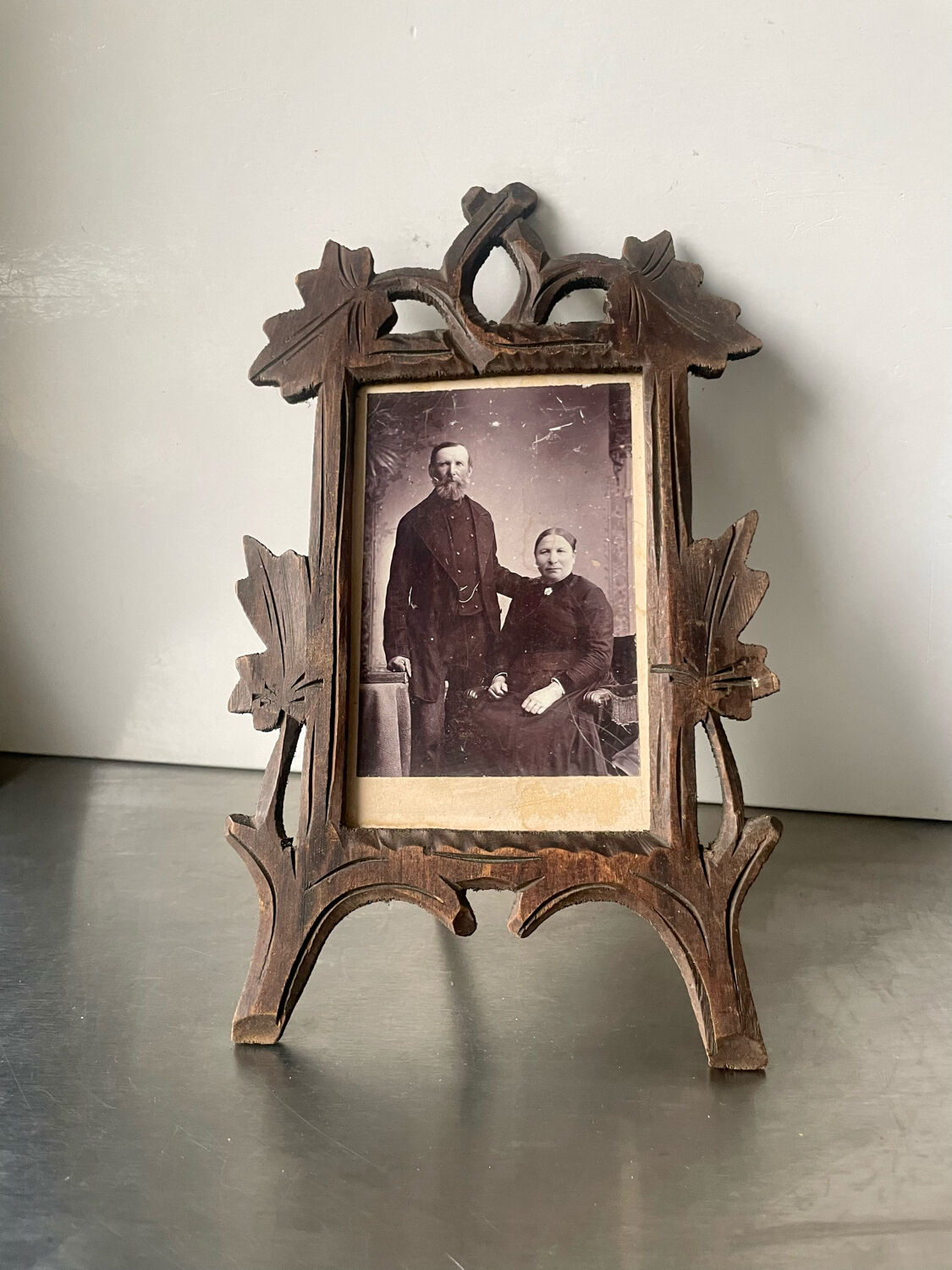 Frame in carved wood
