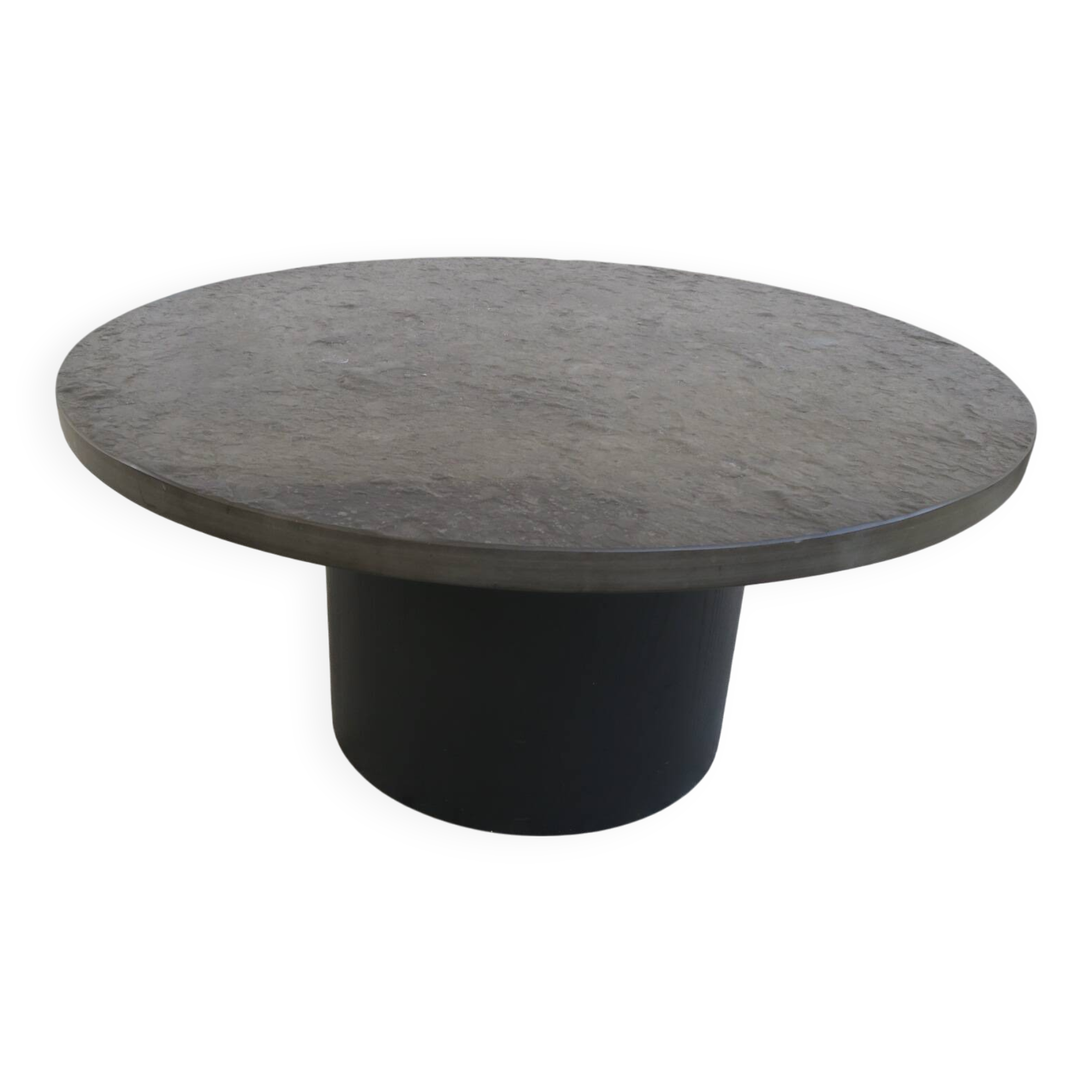 table basse ronde avec plateau en ardoise noire par draenert studios