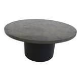 table basse ronde avec plateau en ardoise noire par draenert studios