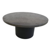 table basse ronde avec plateau en ardoise noire par draenert studios