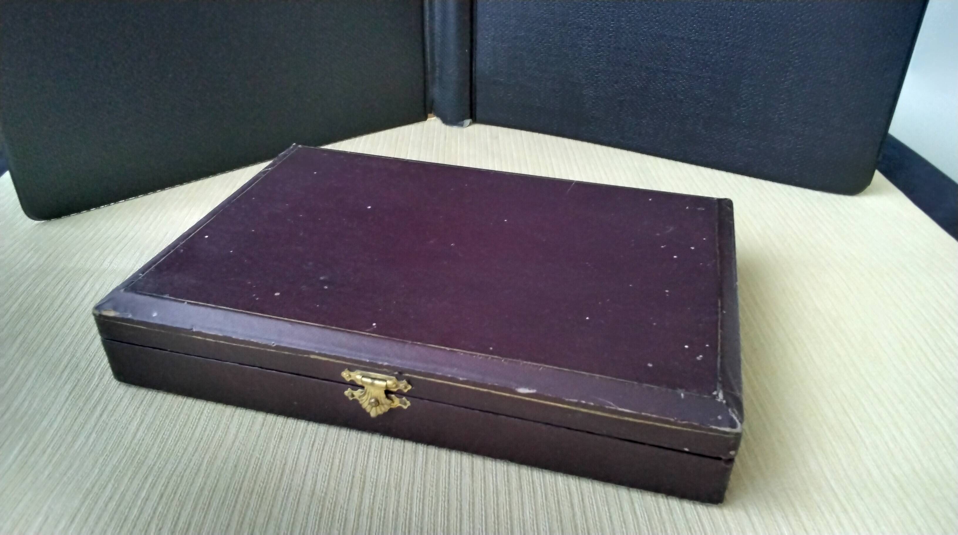 Box of 12 antique cheese or dessert knives. Steel and bovine horn.