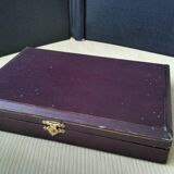 Box of 12 antique cheese or dessert knives. Steel and bovine horn.