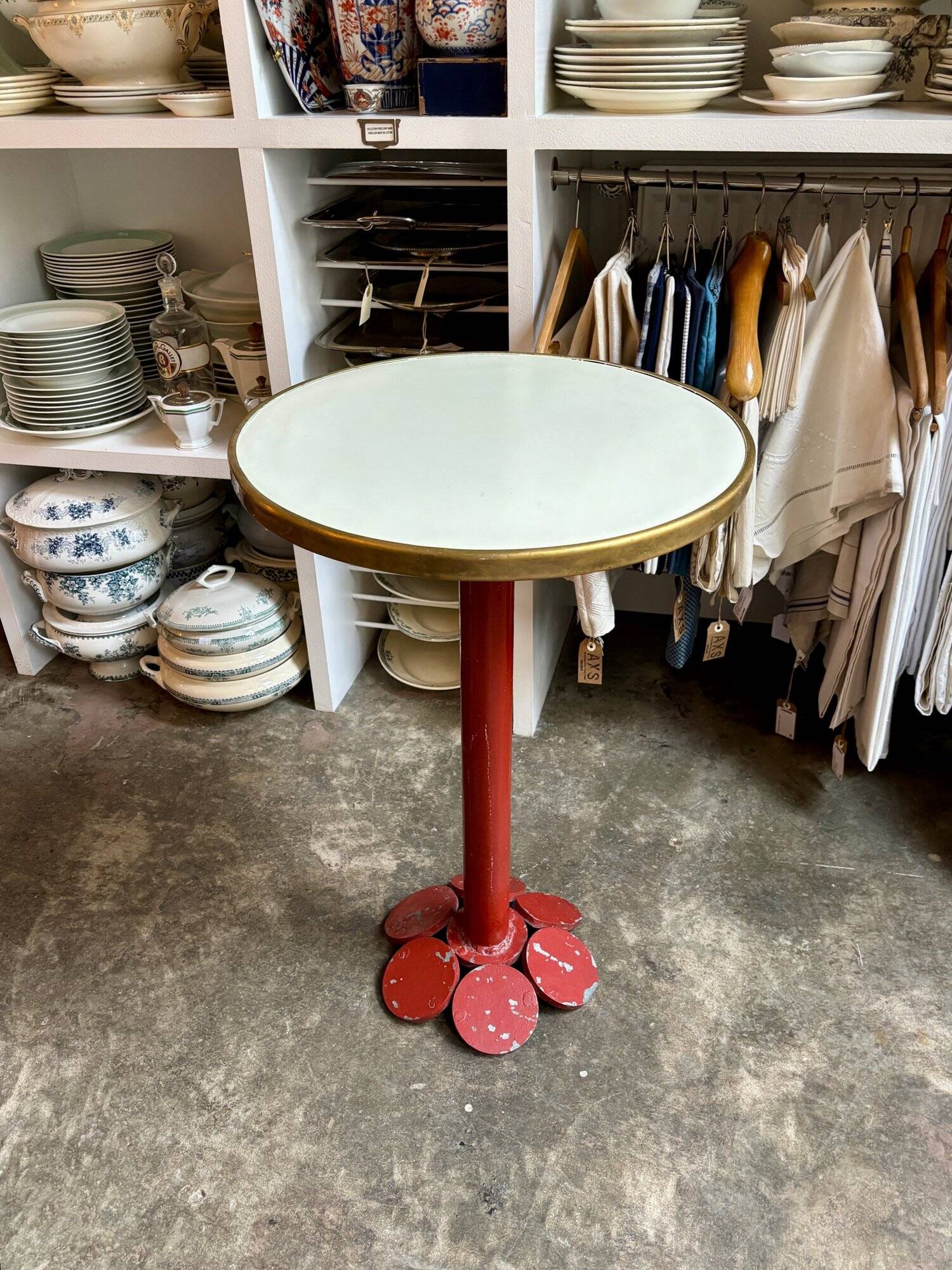 Table bistrot en métal bordeaux et mélaminé écru