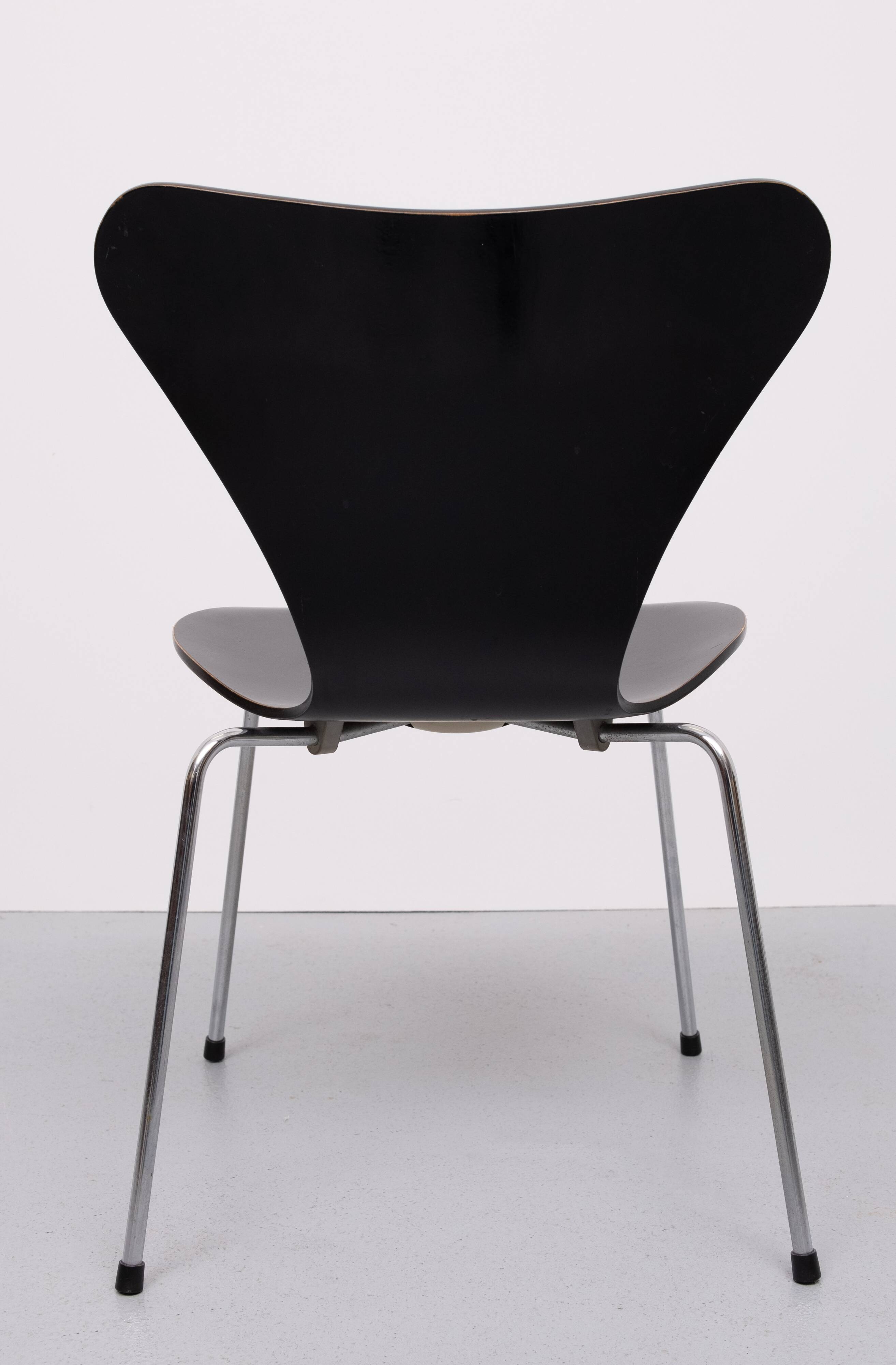 Vintage set of 3107 butterfly chairs designed by Arne Jacobsen for Fritz Hansen.