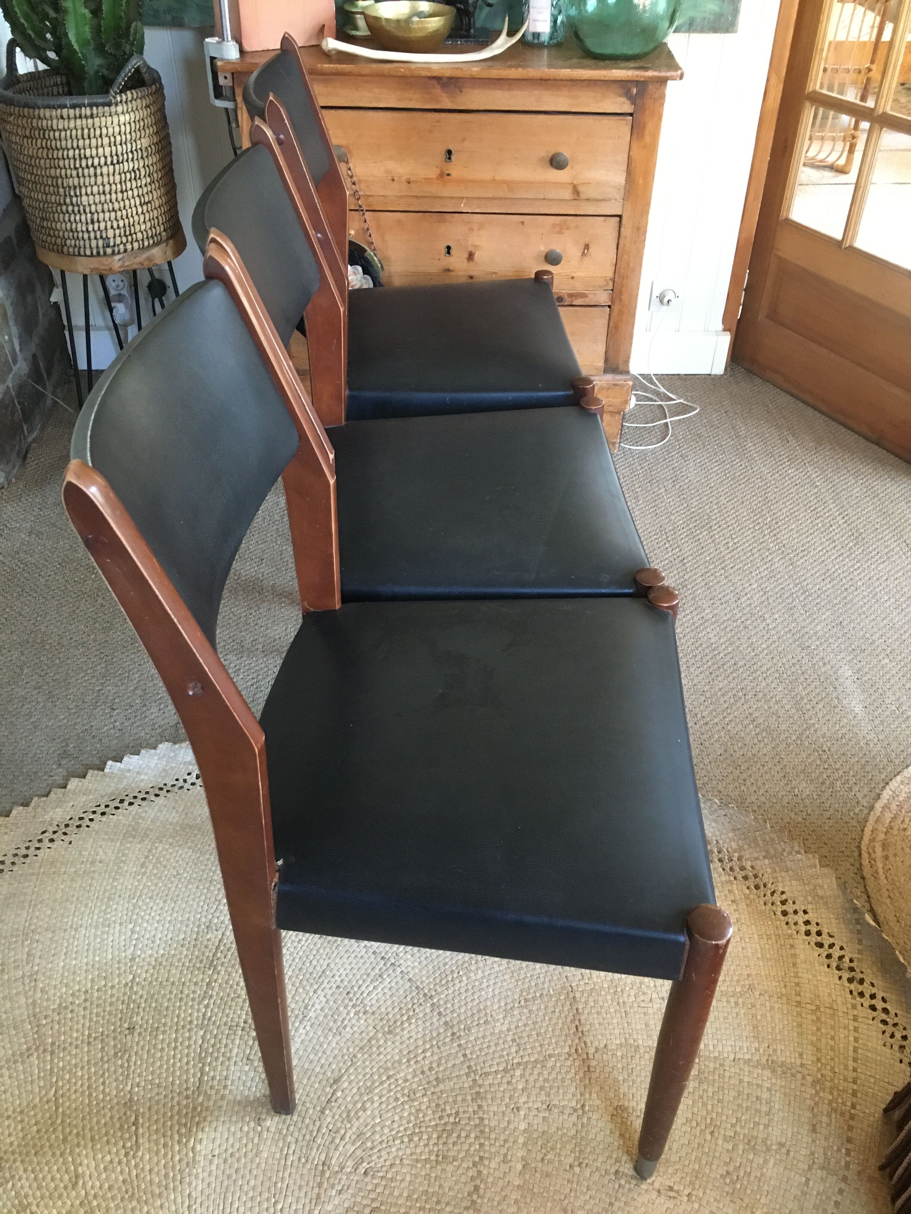 Series of 3 chairs