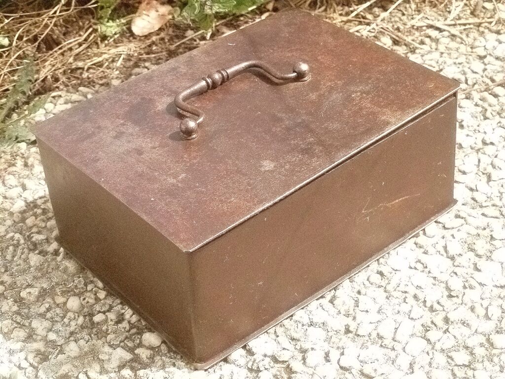 Cash register, metal safe with key
