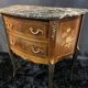Petite commode demi-lune à décor marqueté et bronze style Louis XV