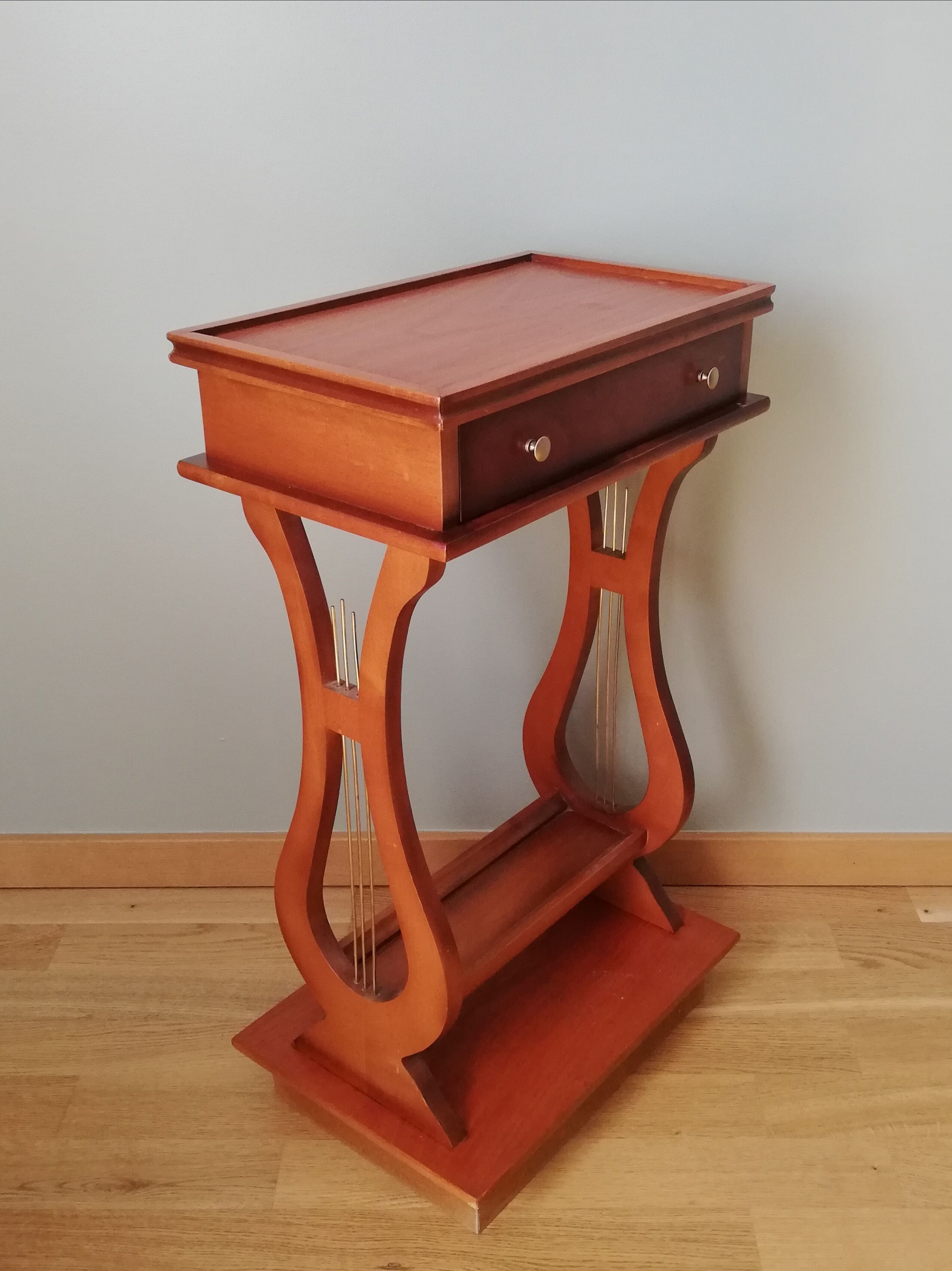 Pedestal table or English cherry saddle with lyre feet