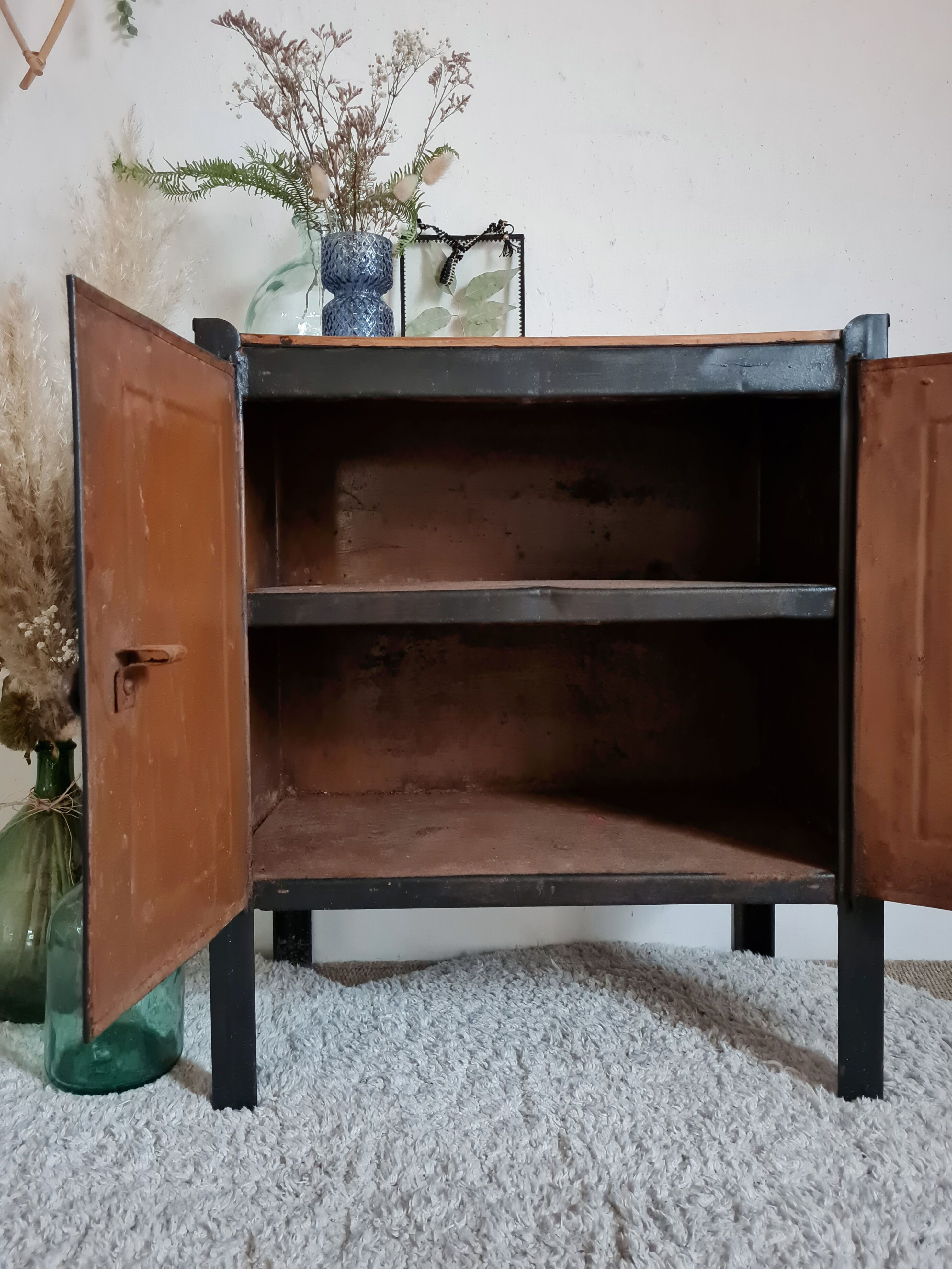 Meuble en métal ancien d'atelier coloris noir