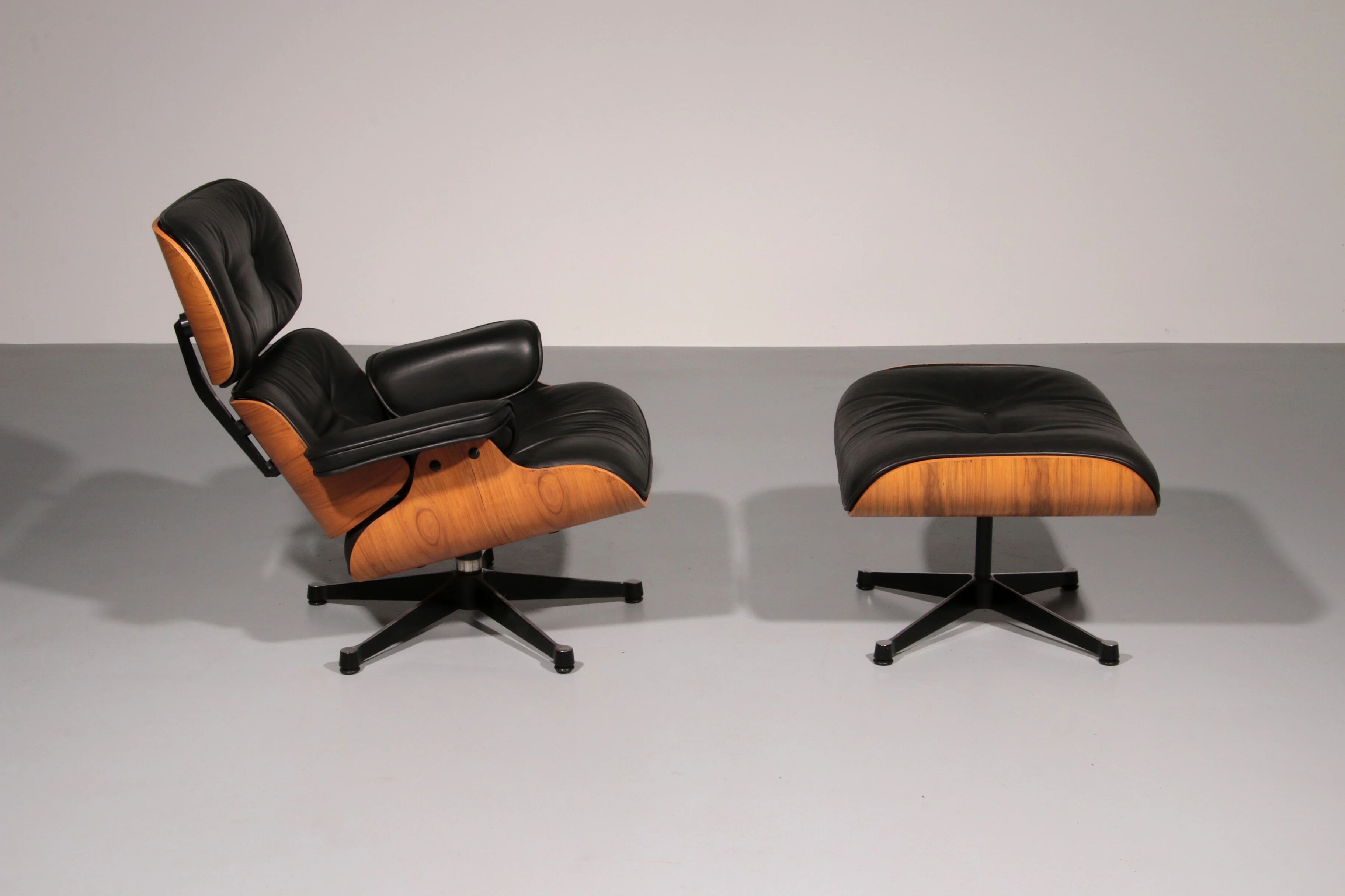 Ensemble de fauteuil et repose-pieds par Charles Eames, années 1960.