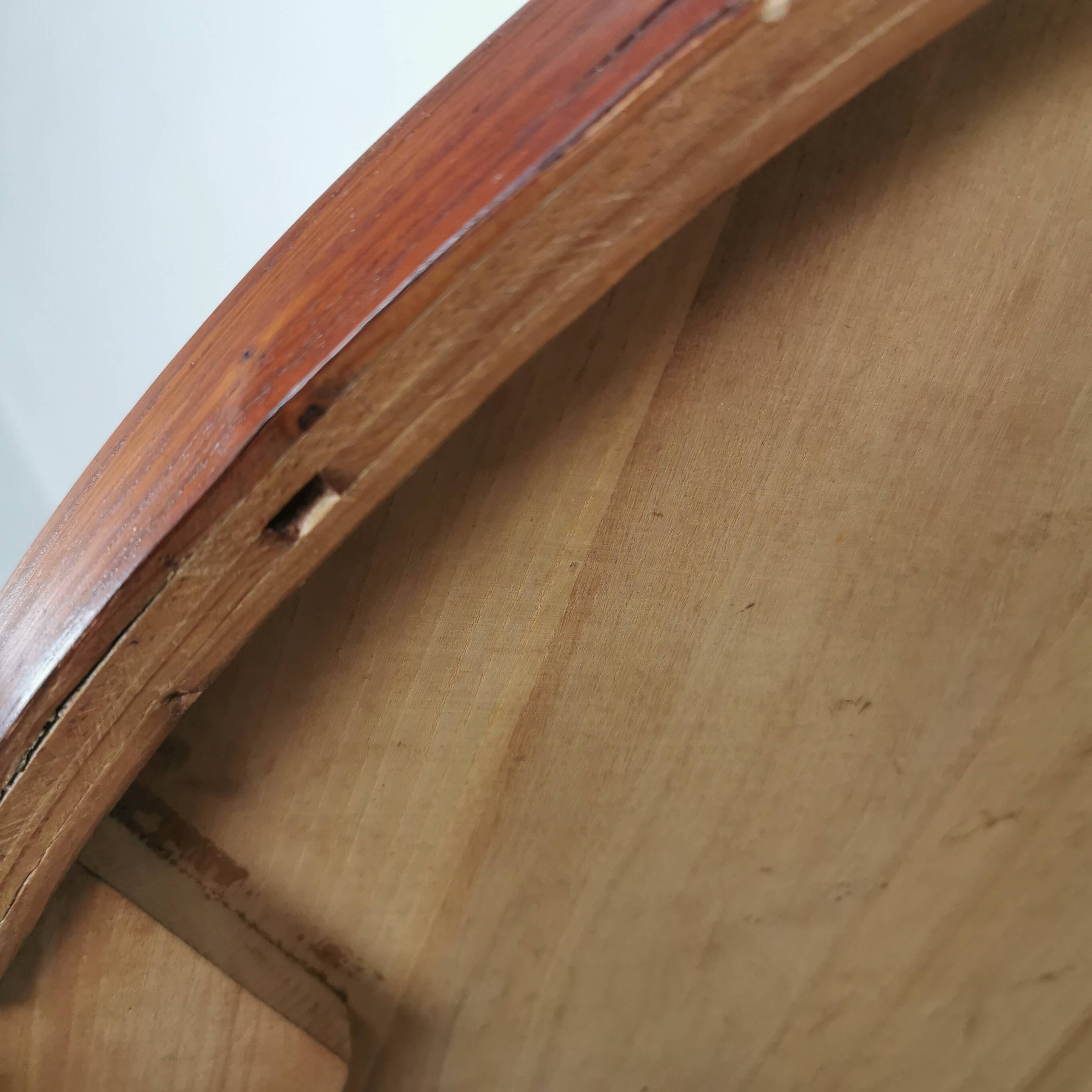 Round coffee table in walnut veneer and metal