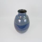 Grand vase en céramique émaillée bleu signé sous la base