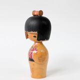 Poupée Kokeshi vintage japonaise avec kimono rouge et nœud