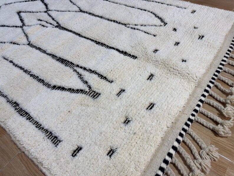 Decorated white Berber rug 270cm x 150cm