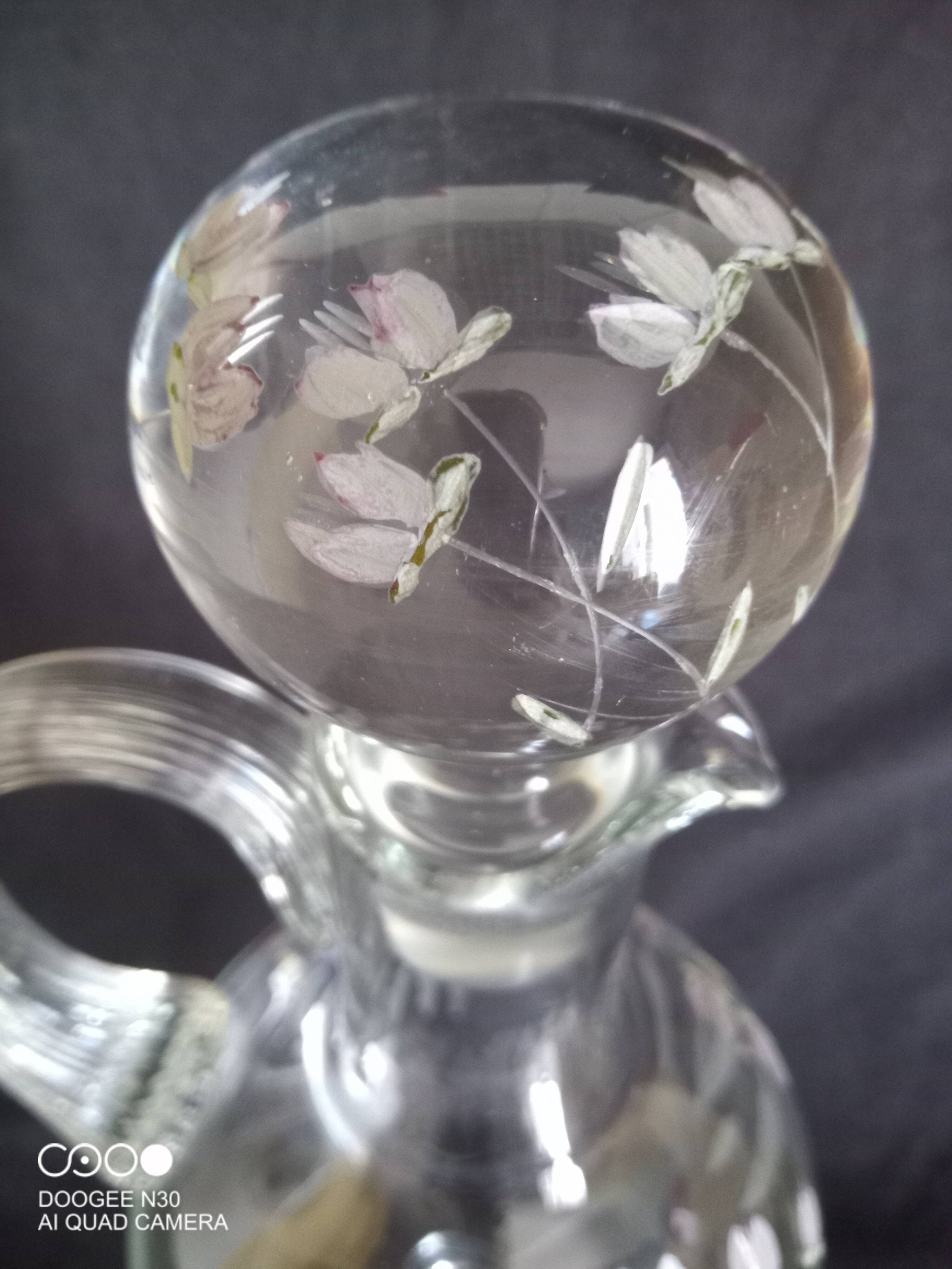 Carafe à vin sur pied, en verre taillé et émaillé