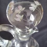 Carafe à vin sur pied, en verre taillé et émaillé
