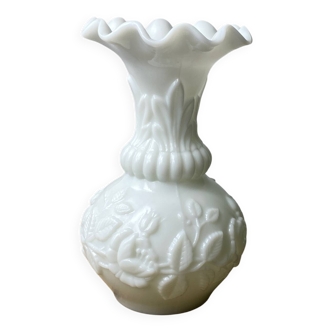 White opaline vase from the early 20th century