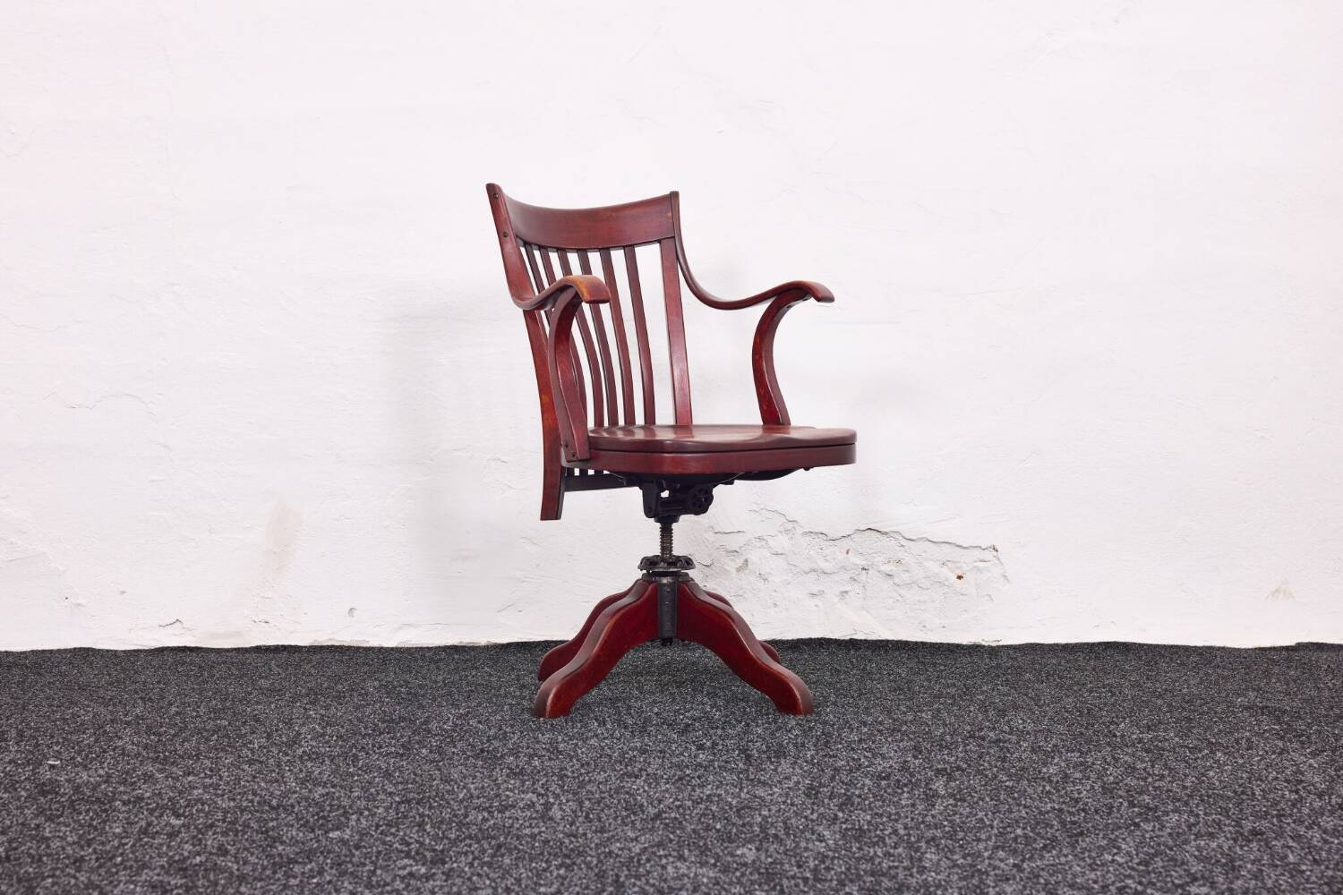 Chaise de bureau Capua d'Adolf Loos – N° 669 – Hêtre, teinte acajou – 1923