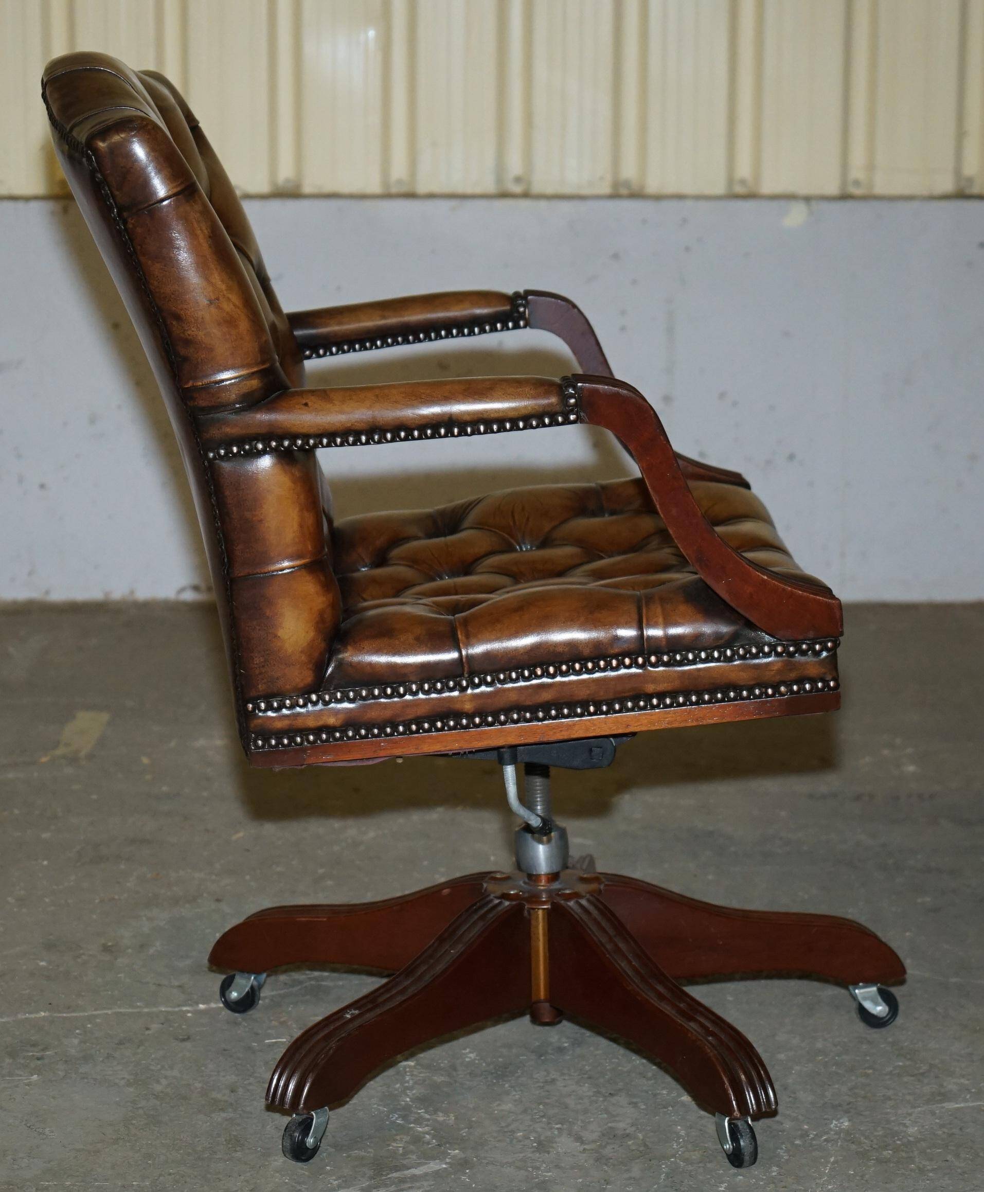 Chaise Chesterfield capitane restaurée en cuir