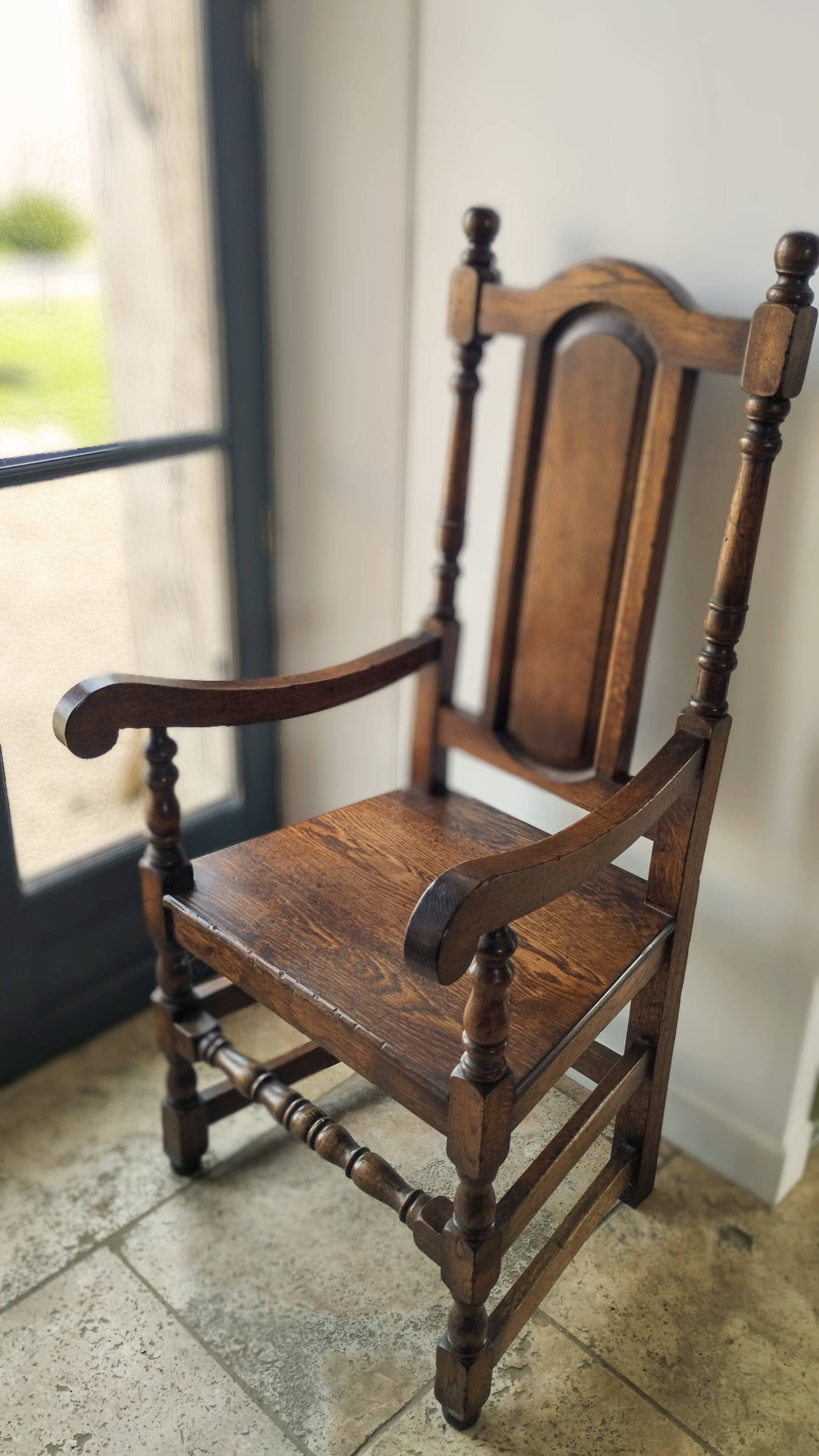Paire de fauteuils en chêne massif patiné