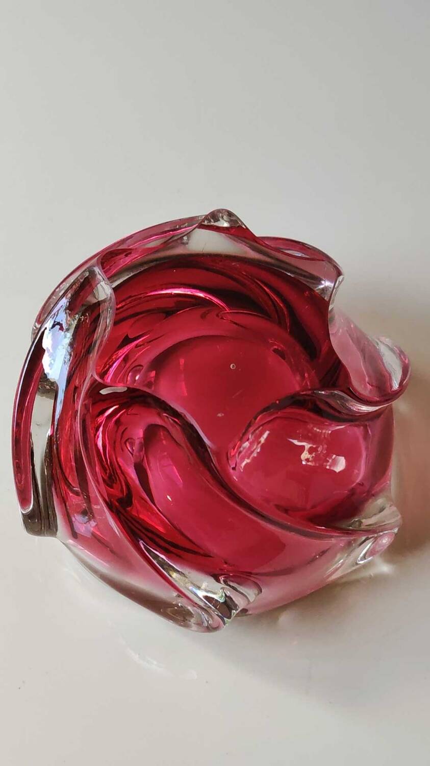 Ashtray/empty pocket, in blown Art glass, Murano/Italy. Organic floral shape. Pink tones